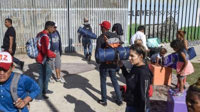 Central American migrants -mostly Hondurans- moving towards the United States in hopes of a better life, remain by the U.S.-Mexico border fence in Playas de Tijuana, Mexico, on November 15, 2018. - US Defence Secretary Jim Mattis said Tuesday he will visit the US-Mexico border, where thousands of active-duty soldiers have been deployed to help border police prepare for the arrival of a 'caravan' of migrants. (Photo by ALFREDO ESTRELLA / AFP)