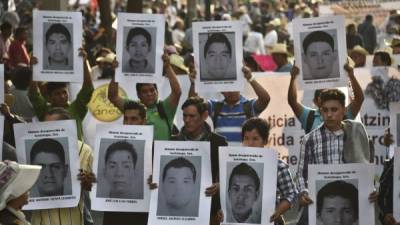 Manifestantes en Ciudad de México portaron retratos de los 43 desaparecidos
