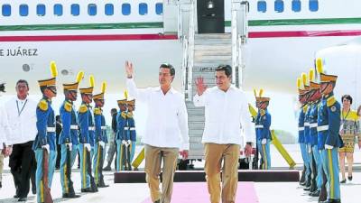 El presidente Enrique Peña Nieto y su homólogo hondureño Juan Orlando Hernández al iniciar los actos protocolarios.