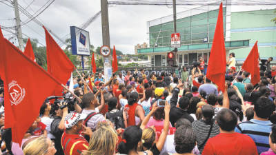 Manifestantes se pronuncianen São Paulo en contrade la prohibición de los‘rolezinhos’, encuentrosmasivos de jóvenes.