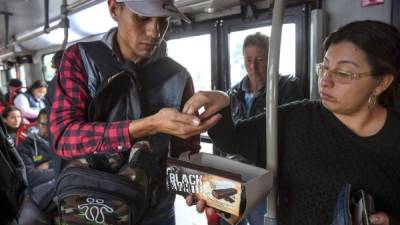 Jhonger Piña vende chocolates y galletas en el Transmilenio.