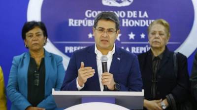 El mandatario Juan Orlando Hernández presentó ayer a la comisión conformada por la doctora Suyapa Molina Martínez, el exmilitar Edilberto Ortiz Canales y Alba C. Flores.