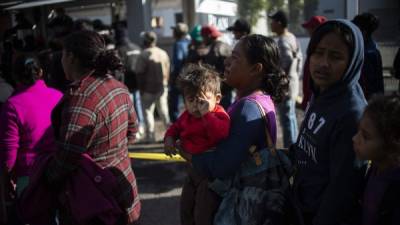 Según datos del Departamento de Seguridad Nacional (DHS) de EEUU, unos 7,000 migrantes aguardan en estos momentos al otro lado de la frontera. Foto: AFP