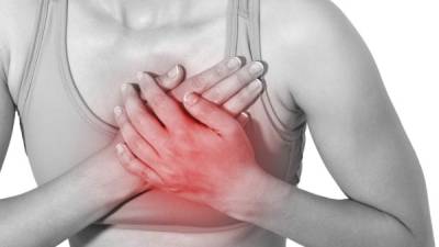 La persona con insuficiencia cardiaca puede presentar latidos irregulares del corazón.