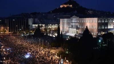 Al menos 20,000 personas se concentraron en Atenas a favor de decir 'Sí' a las exigencias de los acreedores internacionales, en el referéndum que el primer ministro, Alexis Tsipras, convocó para el domingo.
