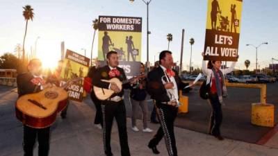 Un grupo de mariachis participa en una protesta de activistas, exigiendo con serenatas al presidente Obama medidas migratorias.