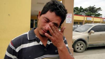 José Adolfo Zelaya Chacón, padre del bebé y esposo de Merlin Lizeth, llora la doble pérdida. Fotos: Efraín V. Molina.