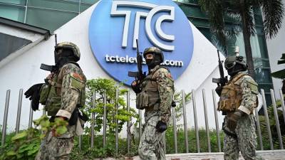 Militares custodian el canal de televisión que fue tomado por un comando armado el pasado martes en Guayaquil.