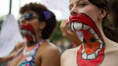 Dos mujeres participan en una manifstación contra la violencia de género en Sao Paulo, Brasil. afp