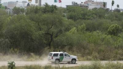 Un vehículo de la Oficina de Aduanas y Protección Fronteriza patrulla por una carretera próxima al Río Grande en McAllen. EFE/Archivo