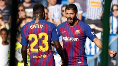 Luis Suárez celebrando su gol con Samuel Umtiti ante la Real Sociedad. Foto EFE