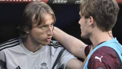 Luka Modric recibió el cariño de la afición del Real Madrid el pasado sábado en la victoria de 3-1 ante Milan por el Trofeo Bernabéu. FOTO AFP.