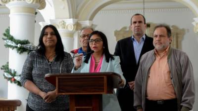 The president of Venezuela's Constituent Assembly, Delcy Rodriguez (C), offers a press conference after holding a meeting with the Truth Commission, at the Foreign Ministry in Caracas on December 23, 2017.The Truth Commission recommended the release of more than 80 opponents, arrested during several protests against President Nicolas Maduro in 2014 and during this year. / AFP PHOTO / FEDERICO PARRA