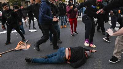 Momentos de tensión se vivieron en el centro de Washington tras violentos altercados entre seguidores y detractores del presidente saliente de EEUU, Donald Trump, que, según medios locales, dejan diez detenidos y un herido por apuñalamiento, después de una marcha multitudinaria de sus simpatizantes el sábado.