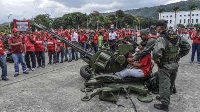 El gobierno de Nicolás Maduro reaccionó a las sanciones y advertencias estadounidenses movilizando y entrenando a sus milicias para un potencial conflicto militar.