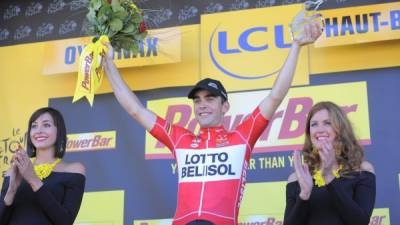 El francés Tony Gallopin celebra su victoria en la quinta etapa del tour.