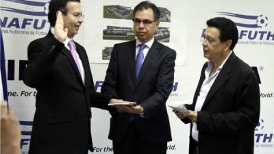 Rafael Leonardo Callejas al momento de juramentar como miembro de la Comisión Nacional de Selecciones de Honduras.