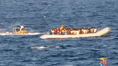 Decenas de inmigrantes africanos son rescatados al llegar a las costas italianas por la marina de este país.