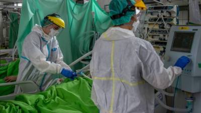 Personal médico atiende a un paciente con coronavirus. Foto: AFP