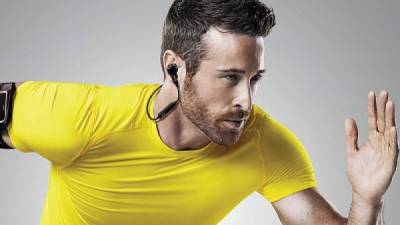 Los audífonos tienen muy buena calidad de sonido, lo cual hace que se entretenga mientras se ejercita. A través del oído se miden señales físicas como temperatura, ritmo cardiaco, pulso y respiración.
