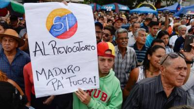 Un adversario del Gobierno con pancarta en Caracas. Fotos: AFP
