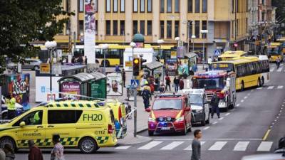 Efectivos de la policía y cuerpos de seguridad del Estado vigilan la céntrica plaza finlandesa de Turku, el 18 de agosto del 2017, donde un hombre sin identificar hirió a varias personas con un cuchillo. EFE