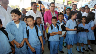 El presidente, Juan O. Hernández, junto a los niños del centro básico Jorge J. Larach, adonde ayer comenzó oficialmente el año lectivo 2014.