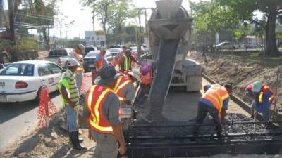 Trabajadores hacen fundiciones de losas de concreto.