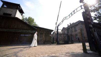 Francisco llegando a Auschwitz. AFP