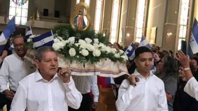 Hondureños radicados en Miami llevaron la imagen de la Virgen de Suyapa en hombros.