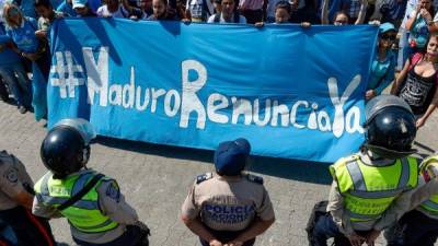 Grupo de manifestantes piden la renuncia de Nicolás Maduro en las calles de Caracas.
