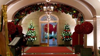 El tema para la decoración navideña de este año en la Casa Blanca es “magia, maravilla y alegría”. /AFP.