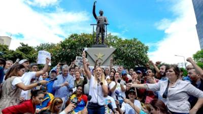 Lilian Tintori, esposa del encarcelado Leopoldo López, ha llamado a las marchas organizadas para este día. Foto: AFP/Federico Parra