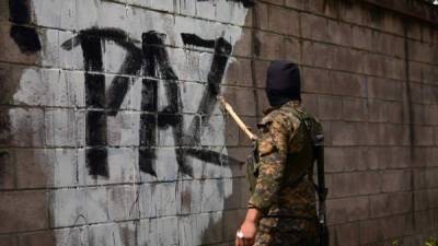 Un soldado pinta un grafiti asociada a la Mara Salvatrucha en Quetzaltepeque, a 15 km de San Salvador.