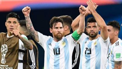 Messi levanta las manos después de la sufrida clasificación ante Nigeria. Foto AFP
