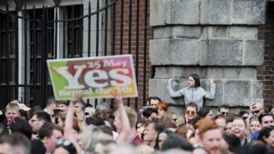 Personas celebran ante una clara victoria en los primeros resultados oficiales. Foto: EFE