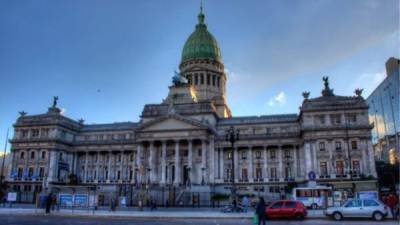 Los agentes trabajan en la búsqueda de supuestos explosivos en el interior del Palacio Legislativo, donde están las Cámaras de Diputados y Senadores