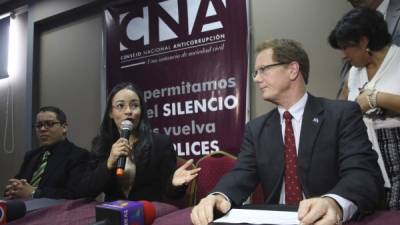Gabriela Castellanos, titular del CNA, junto al embajador James Nealon en la conferencia de prensa.