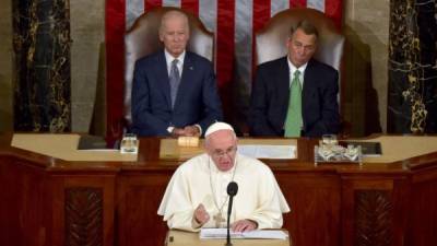 El Papa Francisco junto al vicepresidente de Estados Unidos, Joe Biden y el presidente de la Cámara John Boehner.