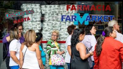 Las filas en las farmacias y supermercados son una muestra de la escasez que abate a Venezuela.