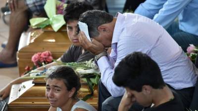 En medio del dólor y las lágrimas, las primeras víctimas del terremoto fueron enterradas hoy.