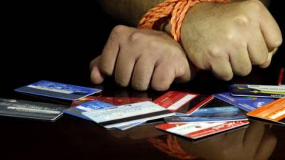 Las autoridades señalan que se colocan tarjetas de crédito a personas que no tienen la capacidad de financiarlas.