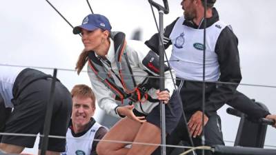 La duquesa de Cambridge se dejó ver como pocas veces lo ha hecho, ataviada en unos micro shorts durante la regata de 'Kings Cup' este 08 de agosto, en donde competía contra su esposo, el príncipe William.
