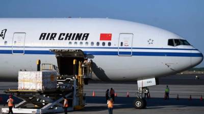 Momento en el que el lote de vacunas era descargado de un avión de la línea aérea nacional de China, en el Aeropuerto Oscar Arnulfo Romero de El Salvador.