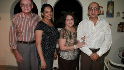 Los anfitriones de la velada Gregory y Sandra Werner con María del Carmen y Arnoldo Zablah.