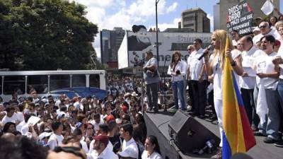 La esposa de Leopoldo López, Lilian Tintori, encabezó junto a Machado la marcha de la oposición contra Maduro para repudiar la detención del alcalde de Caracas, Antonio Ledezma.
