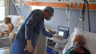 Personal médico atiende a un paciente con coronavirus en Italia. Foto: AFP
