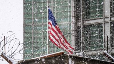 La bandera de los Estados Unidos ondea sobre el edificio que alberga la sede de la embajada de ese país en Moscú.