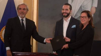 El enviado especial de la OEA Luis Porto, posa con el presidente salvadoreño Nayib Bukele y su ministra de Relaciones Exteriores, Alexandra Hill.