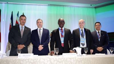 Rafael Cuestas, Luis Larach, Francis Uwusu (presidente internacional Fihnec), Douglas Woolley y Gerardo Rivera